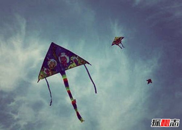 十大真實鬧鬼事件,廁所坑中突然出現(xiàn)手給你遞紙